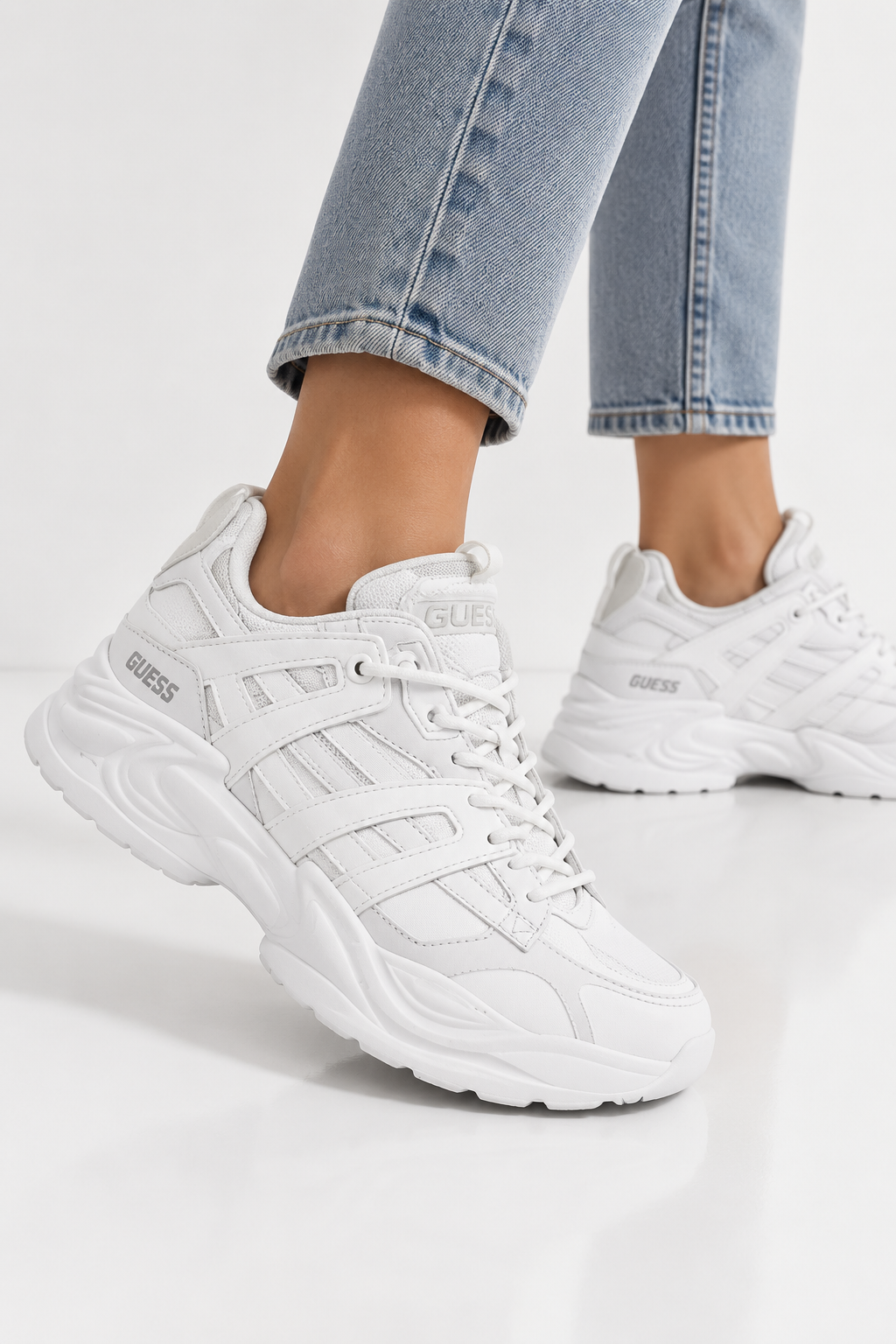 GUESS WHITE SNEAKERS